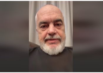 “Nuk pranoni realitetin, jeni më pak të besueshëm se në 2013!” Rama-komentuesit: Shkop magjik nuk ka, por çfarë është bërë në 3 mandate nuk është investuar në dekada