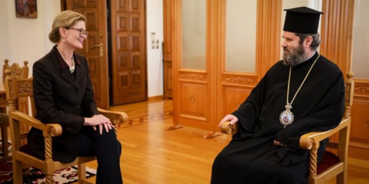 E ngarkuara me Punë e SHBA takohet me Kryepeshkopin Joan Pelushi! Ambasada amerikane: U fol mbi rëndësinë e vazhdimit të harmonisë ndërfetare në Shqipëri