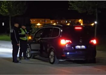 Xhama të zinj e armë pa leje/ Kontrolle në hyrje dhe dalje të Vlorës, shoqërohen në komisariat disa persona