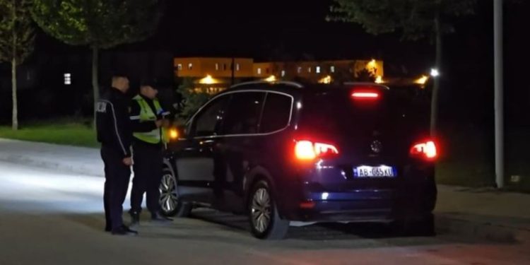 Xhama të zinj e armë pa leje/ Kontrolle në hyrje dhe dalje të Vlorës, shoqërohen në komisariat disa persona