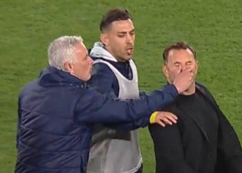 VIDEO/ Murinjo humbet kontrollin në Turqi, sulmon trajnerin e Gallatasarajt pas eliminimit të Fenerbahçes
