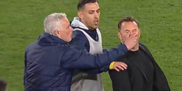 VIDEO/ Murinjo humbet kontrollin në Turqi, sulmon trajnerin e Gallatasarajt pas eliminimit të Fenerbahçes