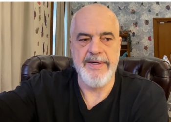 Rama LIVE në rrjetet sociale, “incidenti” në tavolinën e tij! Rrëzohet bufi, kryeministri: Ra, po nuk e lëmë të bjerë vetë