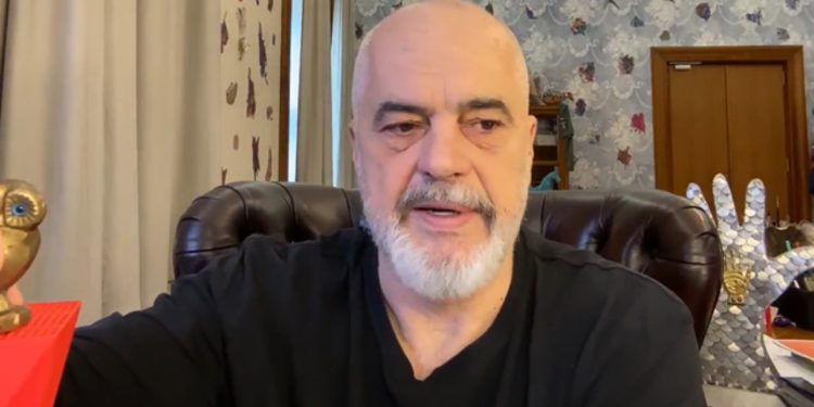 Rama LIVE në rrjetet sociale, “incidenti” në tavolinën e tij! Rrëzohet bufi, kryeministri: Ra, po nuk e lëmë të bjerë vetë