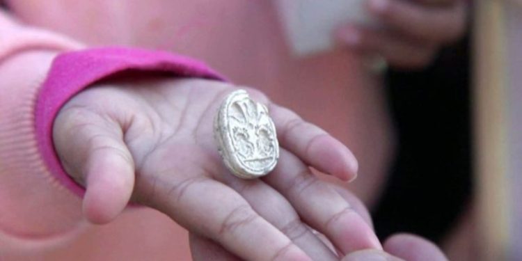 Vajza 3-vjeçare zbulon një thesar 3.800-vjeçar në Tel Azekah