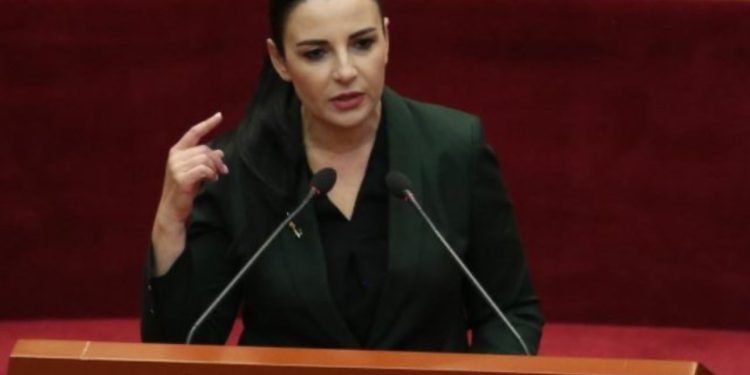 Tendera sa “qimet e kokës”/ Balluku bën shkresa që makina t’i lahet 1 herë në 2 ditë