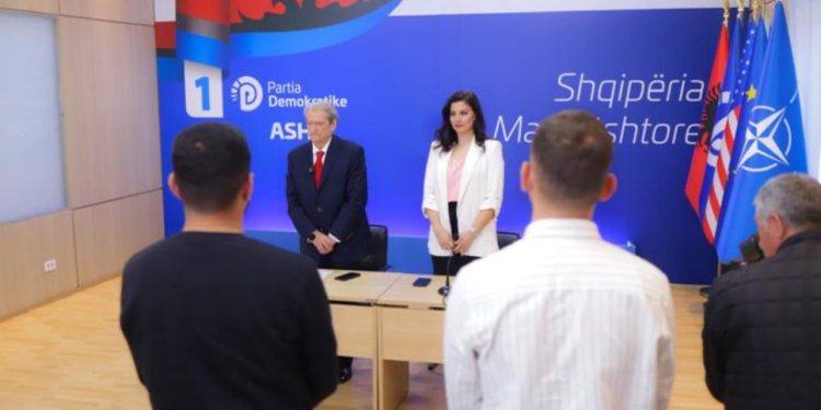 Berisha mban një minutë heshtje për Margarita Xhepën: Ishte një artiste e papërsëritshme që shndriti në skenë dhe ekran