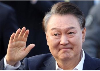 Shpalli gjendjen e luftës, Gjykata Kushtetuese e Koresë së Jugut shkarkon presidentin