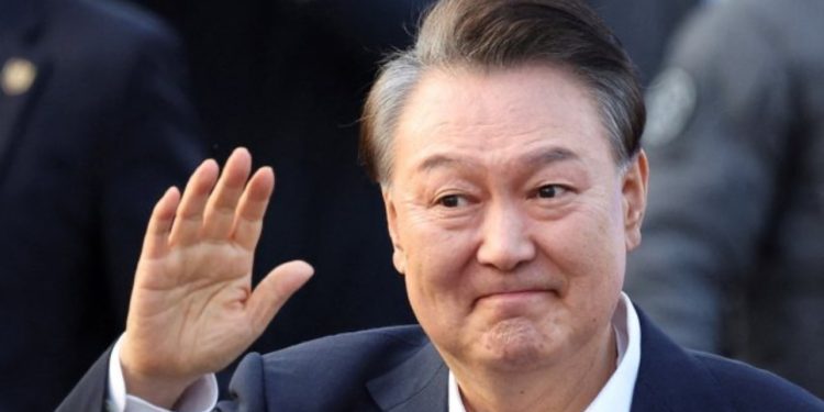 Shpalli gjendjen e luftës, Gjykata Kushtetuese e Koresë së Jugut shkarkon presidentin