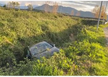 Aksident në aksin rrugor Lezhë-Shkodër, makina del nga rruga dhe përfundon në kanal