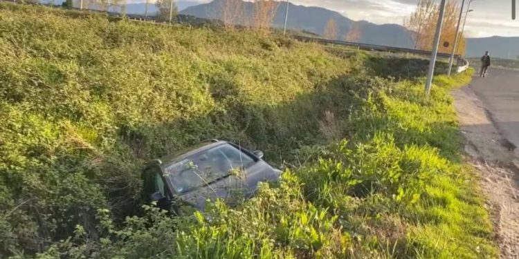 Aksident në aksin rrugor Lezhë-Shkodër, makina del nga rruga dhe përfundon në kanal