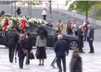 Përfundojnë homazhet/ Margarita Xhepa përcillet për në banesën e fundit