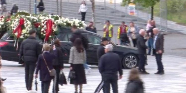 Përfundojnë homazhet/ Margarita Xhepa përcillet për në banesën e fundit