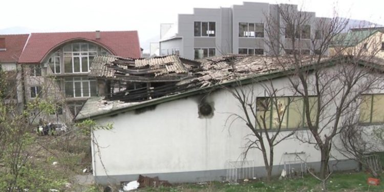 EMRI/ “90% e organeve të frymëmarrjes i ishin dëmtuar prej tymit të thithur”, shënohet viktima e 60-të nga tragjedia e Koçanit, i riu ndërron jetë në Lituani