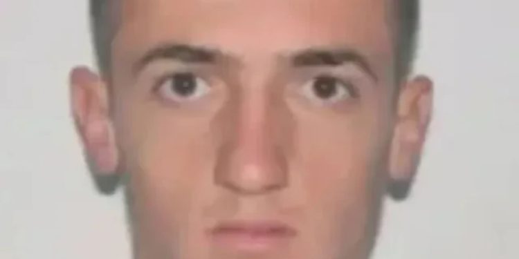 U arratis në Britani pasi plagosi me kallashnikov një person në Zenisht të Matit, si i shpëtoi ekstradimit 29-vjeçari shqiptar