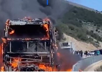 Shkrumbohet nga flakët një autobus në dalje të tunelit të Kardhiqit, nuk raportohet për njerëz të lënduar