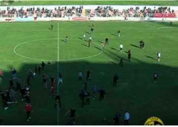 E turpshme në Vlorë! Tifozët e Flamurtarit pushtojnë fushën dhe godasin trajnerin Çela