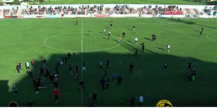 E turpshme në Vlorë! Tifozët e Flamurtarit pushtojnë fushën dhe godasin trajnerin Çela