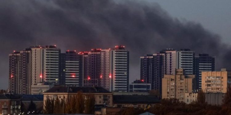 Rusia lëshon raketa balistike në Kiev, disa të plagosur dhe 