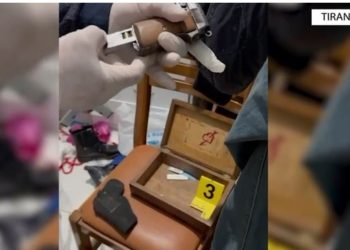 EMRI/ Iu gjetën armë dhe emblema policie, arrestohet 41-vjeçari në Tiranë