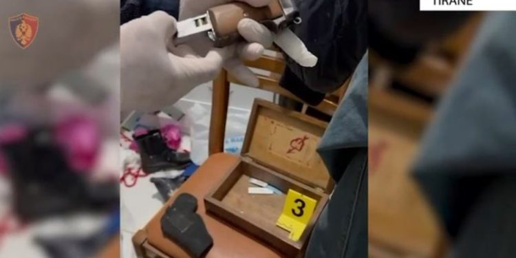 EMRI/ Iu gjetën armë dhe emblema policie, arrestohet 41-vjeçari në Tiranë