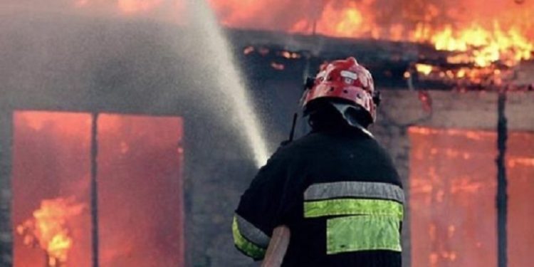 Shkozë/ Përfshihet nga flaket një banesë, evakuohen banorët