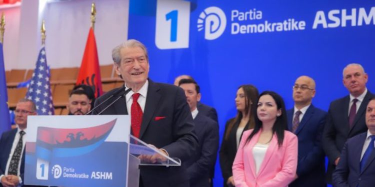 “Bashkohuni me ne!” Berisha, thirrje demokratëve në Elbasan: Me Bashën nuk ju lidh asgjë, atë e lidhin transaksionet me Ramën