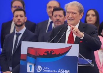 “Do ringremë arsimin!” Berisha nga Elbasani: Rrogat e mësuesve në krye të mandatit do të jenë 1500 euro