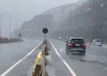 Kukësi përfshihet nga moti i keq/ Reshje shiu, dëborë dhe ulje temperaturash, këshillohet kujdes në këto akse