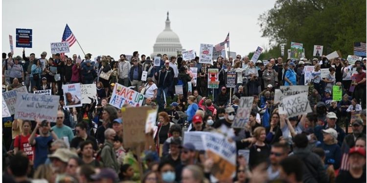 “Duart larg demokracisë!” Protesta mbarëkombëtare në SHBA kundër Trump