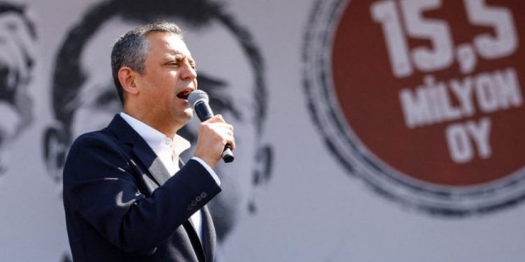 Pas burgosjes së kryebashkiakut të Stambollit, partia kryesore opozitare turke rizgjedh kreun e saj