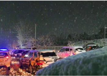 Probleme me reshjet e dendura të dëborës/ Aksi Strugë-Qafë Thanë-Prrenjas i bllokuar plotësisht, deri 1 kilometër radha e automjeteve