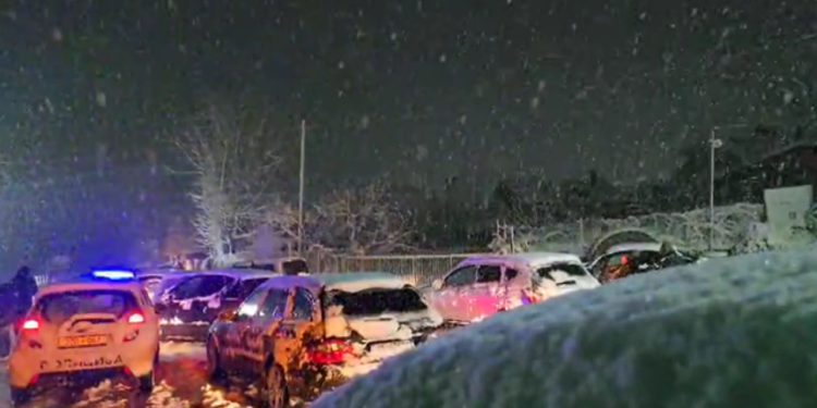 Probleme me reshjet e dendura të dëborës/ Aksi Strugë-Qafë Thanë-Prrenjas i bllokuar plotësisht, deri 1 kilometër radha e automjeteve