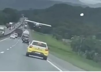 Një avion i vogël bën ulje emergjente midis makinave në lëvizje në një autostradë në Brazil 