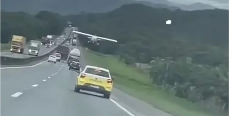 Një avion i vogël bën ulje emergjente midis makinave në lëvizje në një autostradë në Brazil
