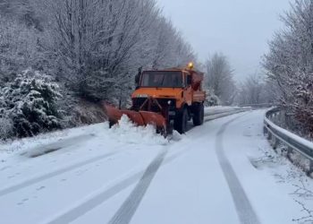 Shqipëria “pushtohet” nga dëbora, era dhe dallgët