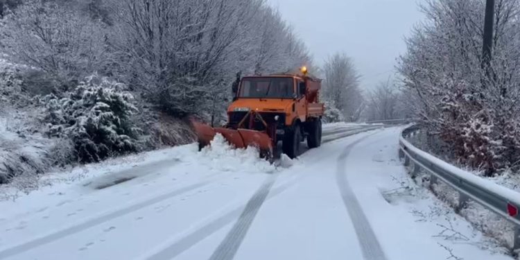 Shqipëria “pushtohet” nga dëbora, era dhe dallgët