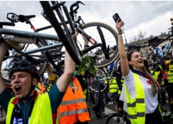 Protestuesit serbë me biçikleta… çojnë fushatën kundër korrupsionit në Parlamentin Evropian