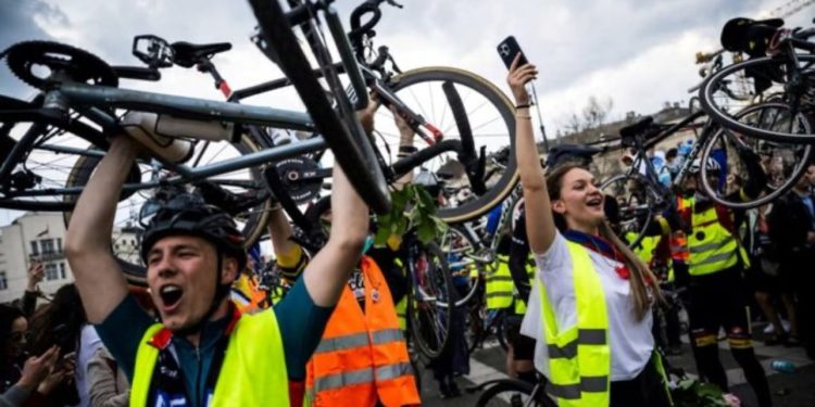 Protestuesit serbë me biçikleta… çojnë fushatën kundër korrupsionit në Parlamentin Evropian