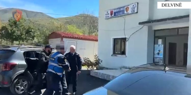 EMRI/ Kishte kthyer shtëpinë në ”depo” ar*ësh, arrestohet 47-vjeçari në Delvinë
