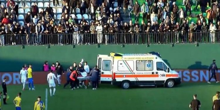 Panik në Rrogozhinë! Tifozi bie nga tribuna, Egnatia-Elbasani rinis pas 10 minutash ndërprerje