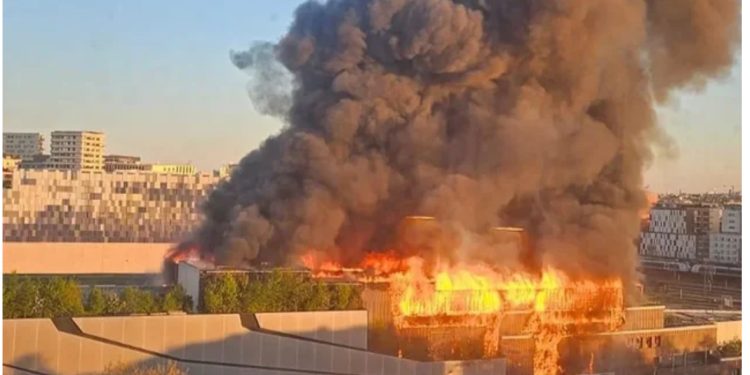 200 zjarrfikës në “luftë” me flakët, zjarri në qendrën për ndarjen e mbeturinave në Paris është vënë nën kontroll pas 5 orësh