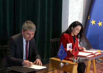 Kryediplomatja e BE-së në Tiranë, firmoset marrëveshja për financimin e hekurudhës Durrës-Rrogozhinë