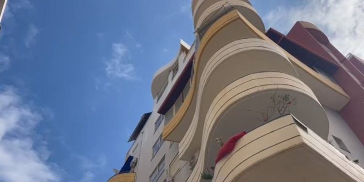 Tragjike në Vlorë, burri i jep fund jetës duke u hedhur nga kati i 6-të