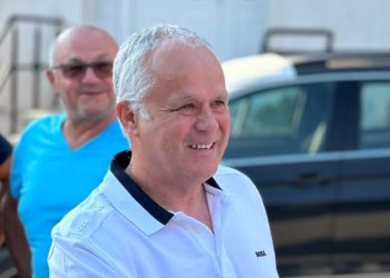 “Kapterri” me tre shtetësi dhe fushata e mashtrimit! Kujt po i shërben pensionisti i Damian Gjiknurit