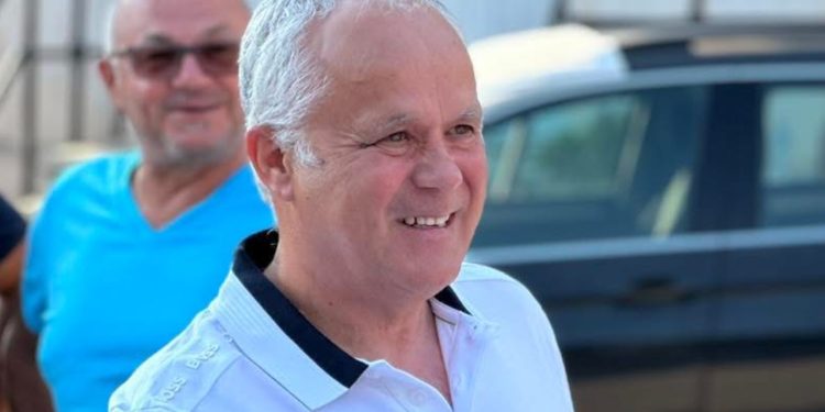 “Kapterri” me tre shtetësi dhe fushata e mashtrimit! Kujt po i shërben pensionisti i Damian Gjiknurit