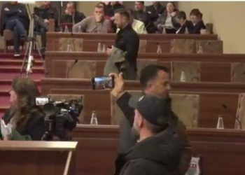 Përplasje për menaxhimin e plazheve publike në Velipojë/ PSD braktis mbledhjen e Këshillit Bashkiak të Shkodrës, PD i bashkohet bojkotit. Ja çfarë ndodhi në mbledhjen e mbushur me tensione