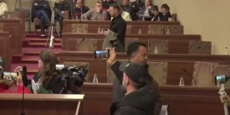 Përplasje për menaxhimin e plazheve publike në Velipojë/ PSD braktis mbledhjen e Këshillit Bashkiak të Shkodrës, PD i bashkohet bojkotit. Ja çfarë ndodhi në mbledhjen e mbushur me tensione