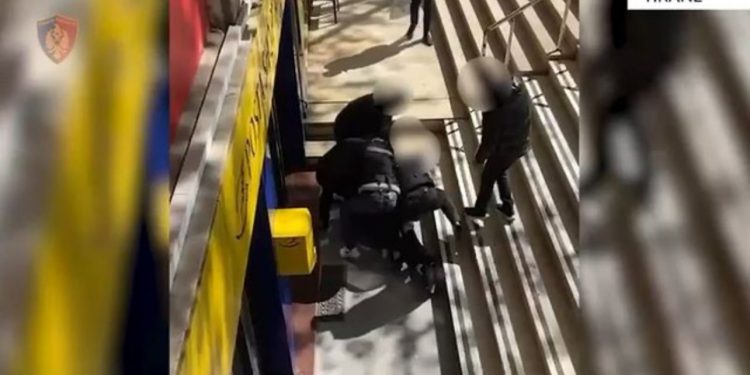 3.6 kg kanabis me vlerë 50 mijë euro trafikohet me postë nga SHBA, arrestohet i riu në Tiranë