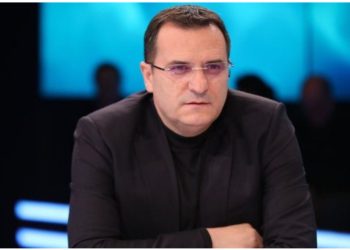 Kandidati demokrat për deputet në Mat, Basir Çollaku denoncon: Po shpërndahen produkte me qëllim favorizimin e partive! Shoqërohet një person në polici